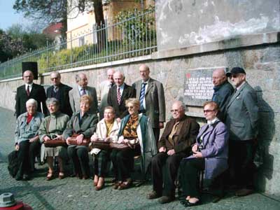 an der Gedenktafel in der Hoyerswerdaer Straße in Kamenz